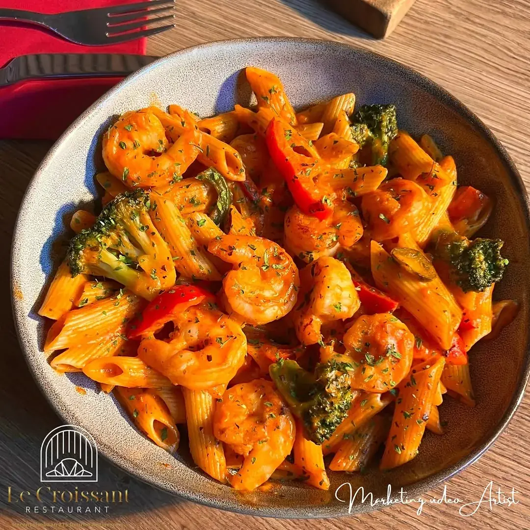 Penne met scampi, broccoli en paprika in een romige tomatensaus